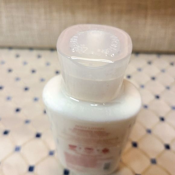 ❄Bath & Body Works Winterberry Wonder Body Lotion - Picture 3 of 5